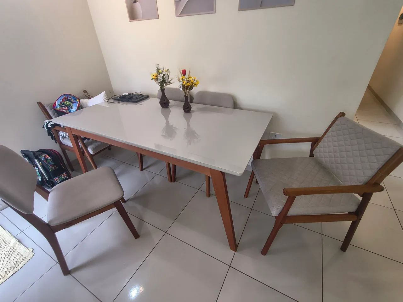 Mesa de Jantar com Poltronas