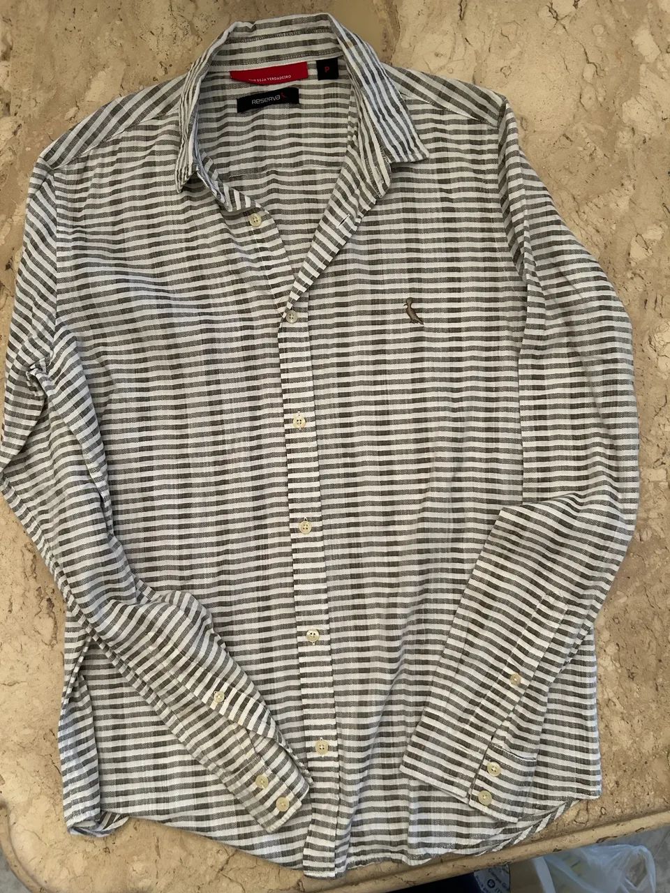 Camisa Masculina  marca  RESERVA  (P) - Foto 2