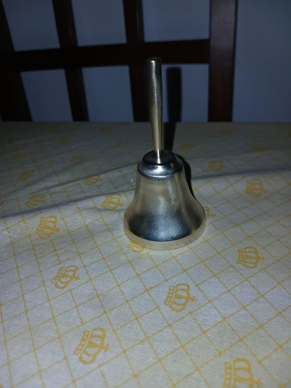 Sineta de mesa banhada a prata pequena e antiga 