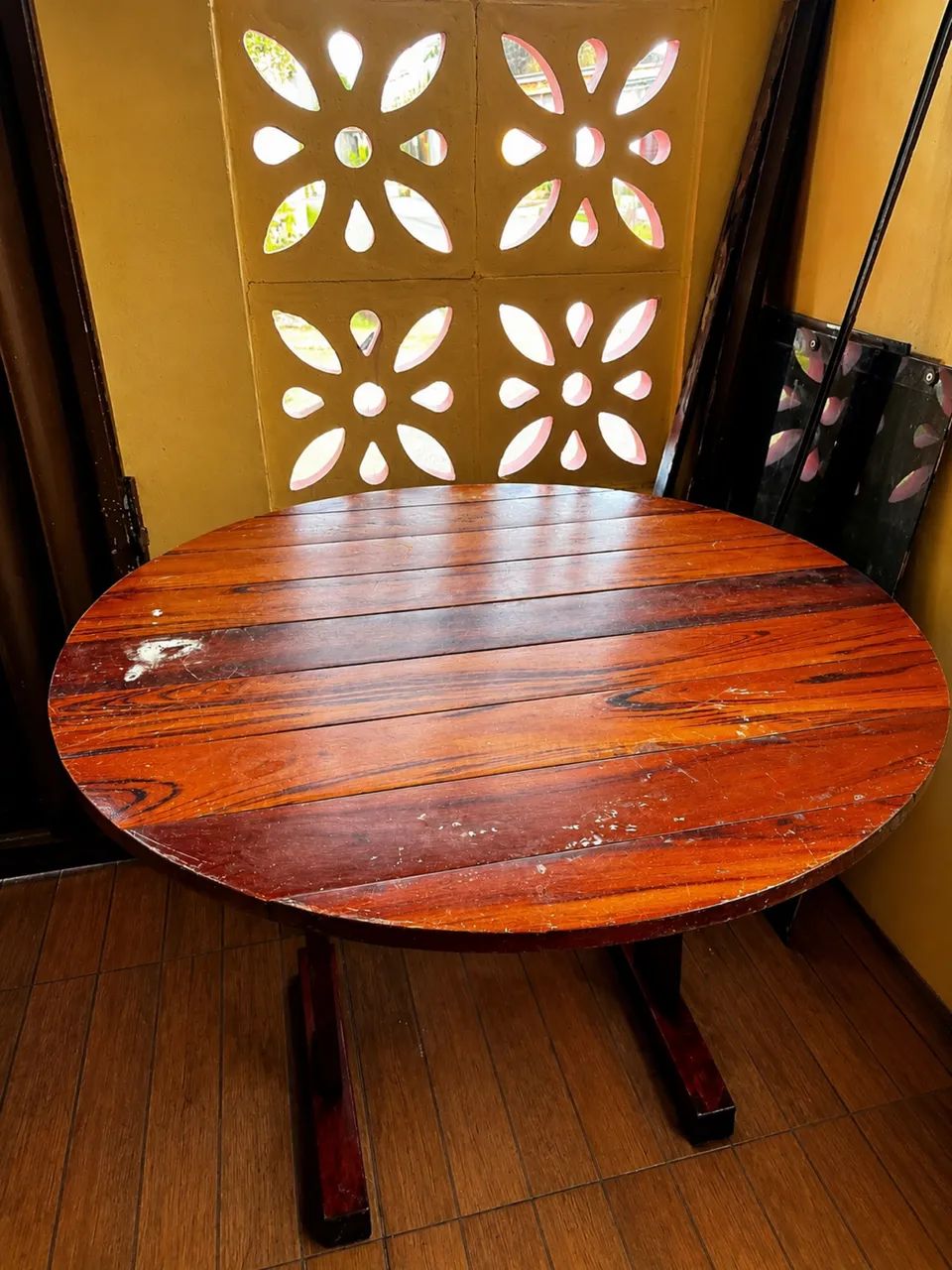 MESA DE MADEIRA - DECORAÇÃO