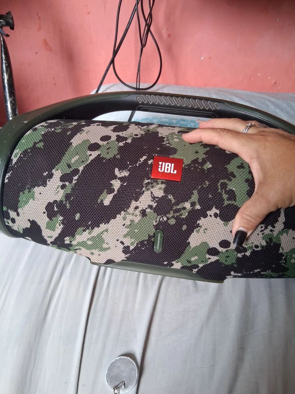 Uma caixa de som  jbl