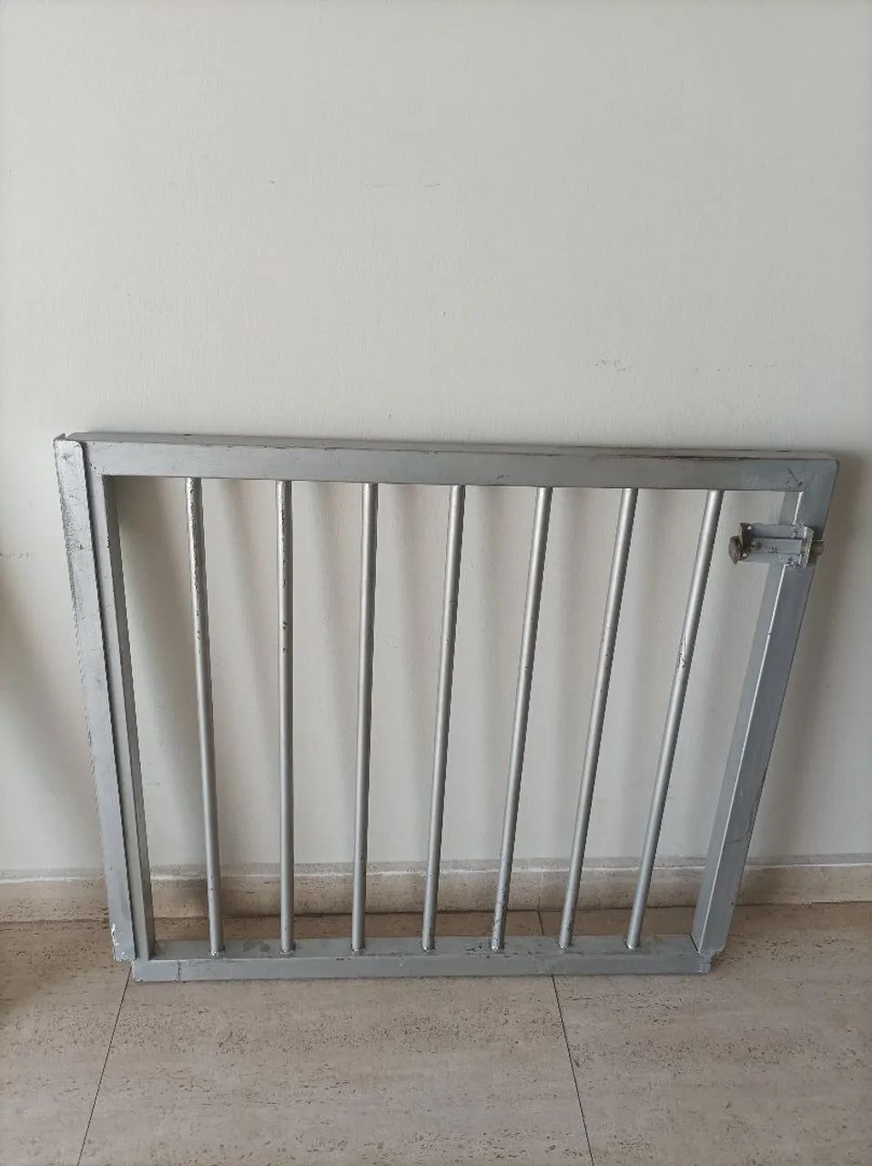 Grade de metal. Altura: 80cm. Comprimento: 90 cm.