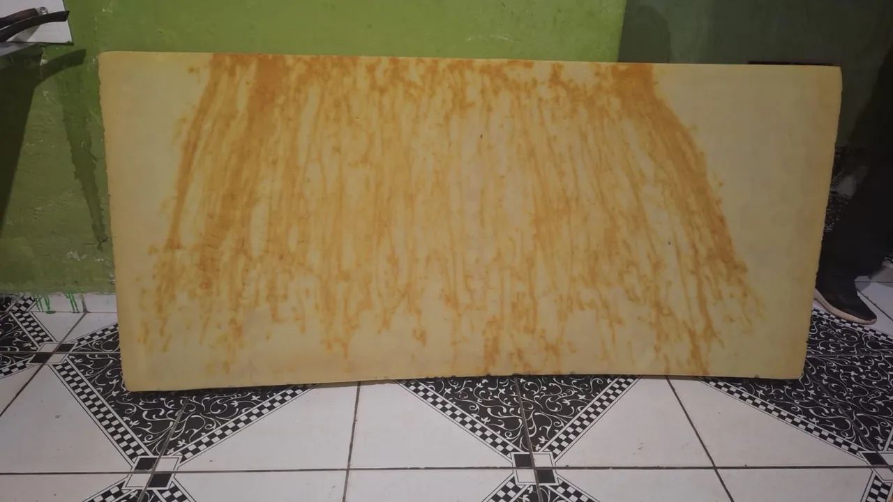 Cama de madeira e colchão sem forro 