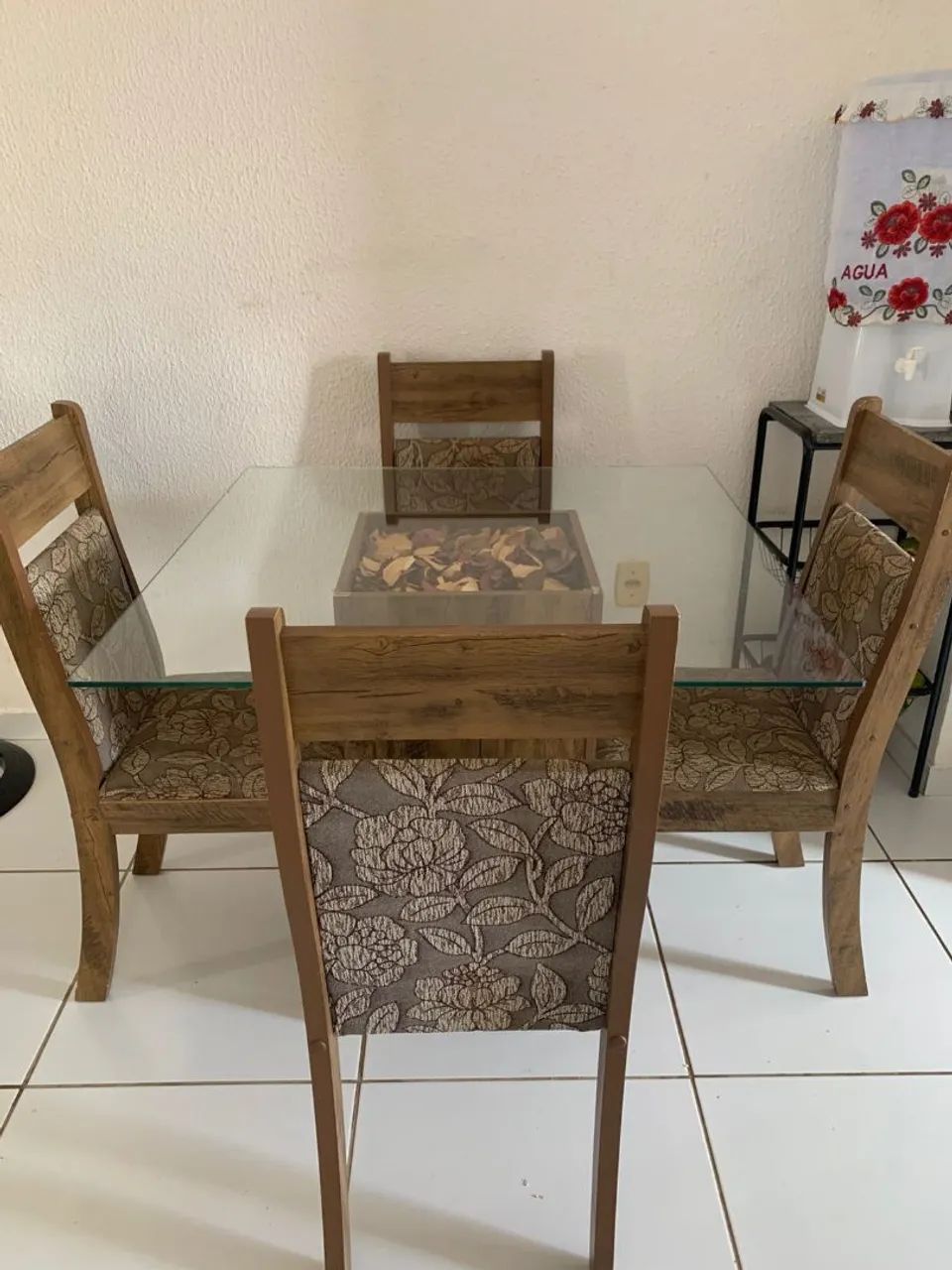 Vende-se mesa de vidro com cadeiras acolchoadas - Foto 2