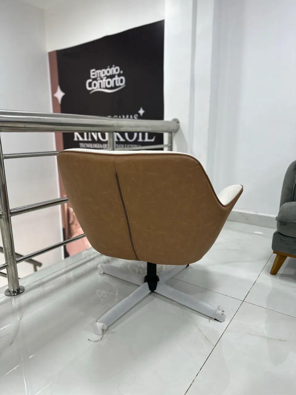 POLTRONA LOUVRE GIRATORIA FRATINI