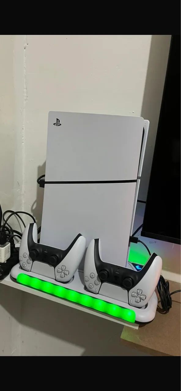 Vendo ps5 com 4 mês de uso com 2 controles e uma base 