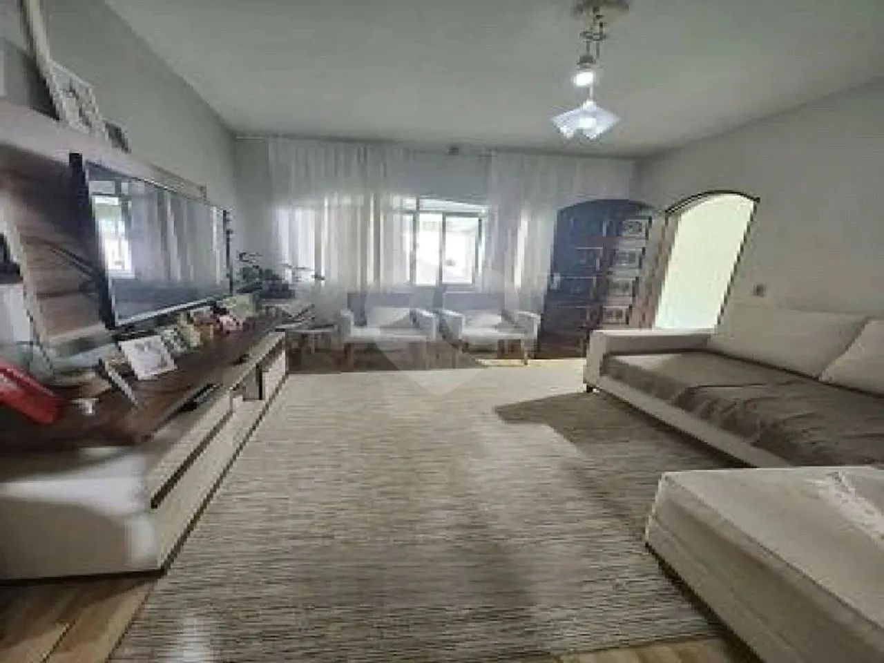 Sobrado com 3 quartos, 2 vagas de garagem e churrasqueira próximo a Chácara do Joquei