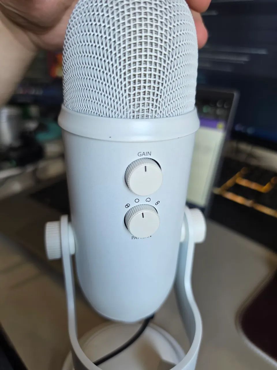 Microfone Condensador Blue Yeti (Branco) - Qualidade de Estúdio | Plug & Play! - Foto 3
