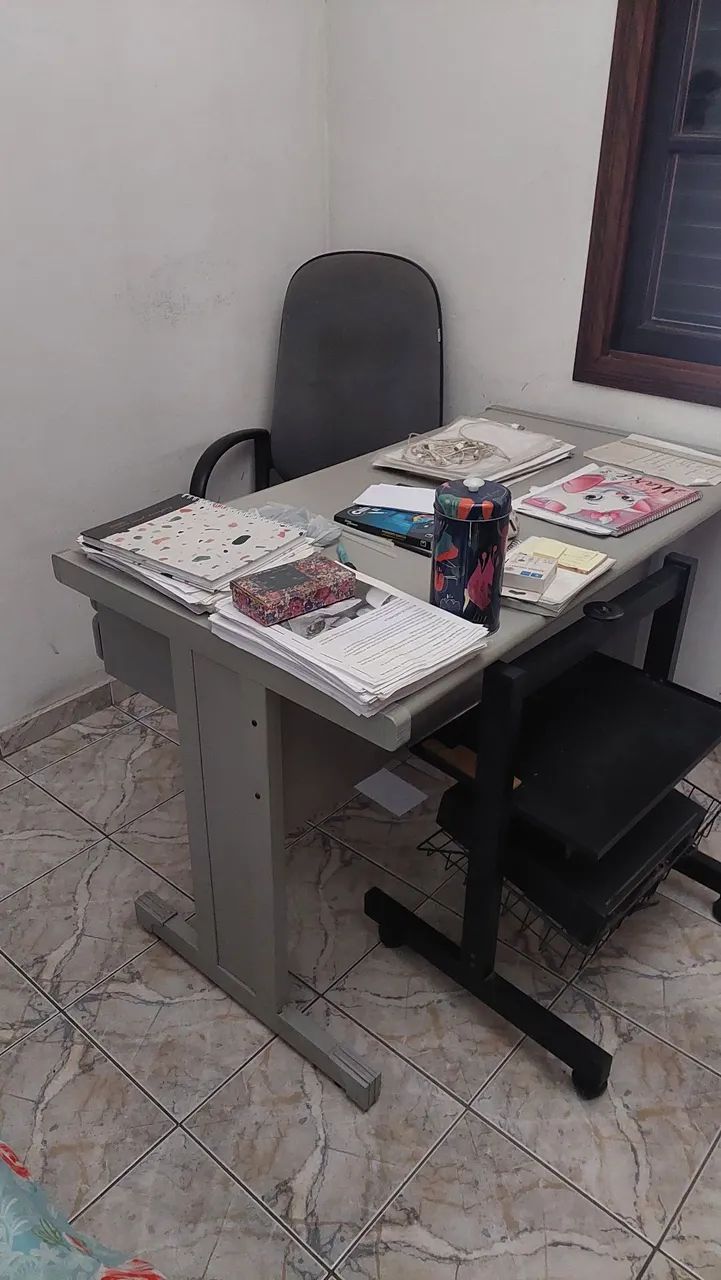 Mesa para escritório e cadeira