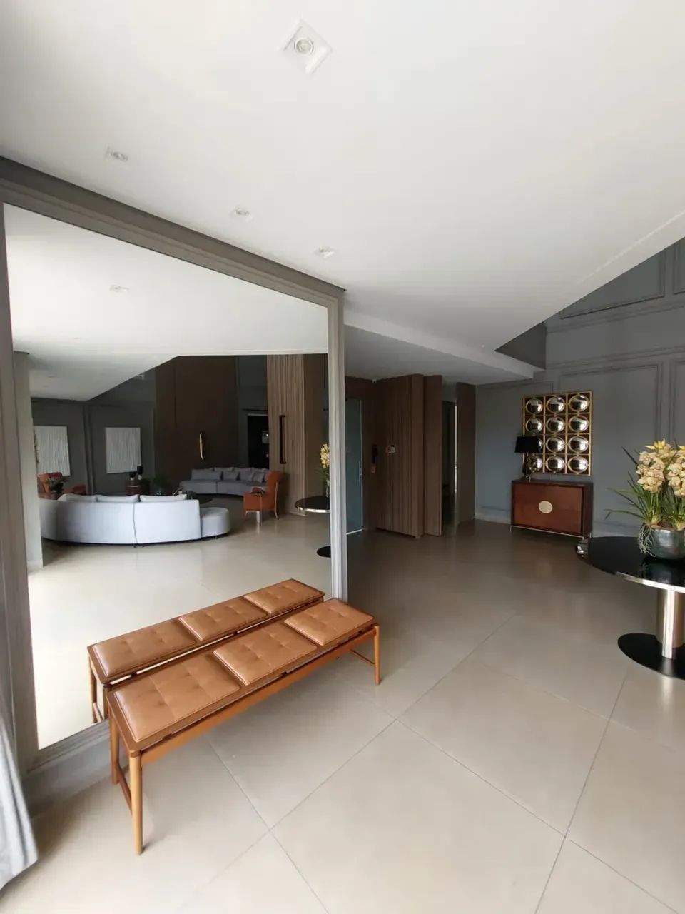 Apartamento com 3 suítes todo mobiliado - Foto 3