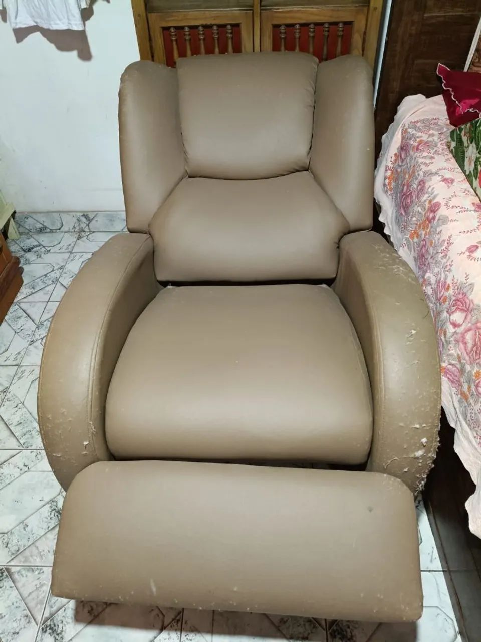 Poltrona Reclinável em Couro Sintético com Apoio para os Pés  - Foto 3