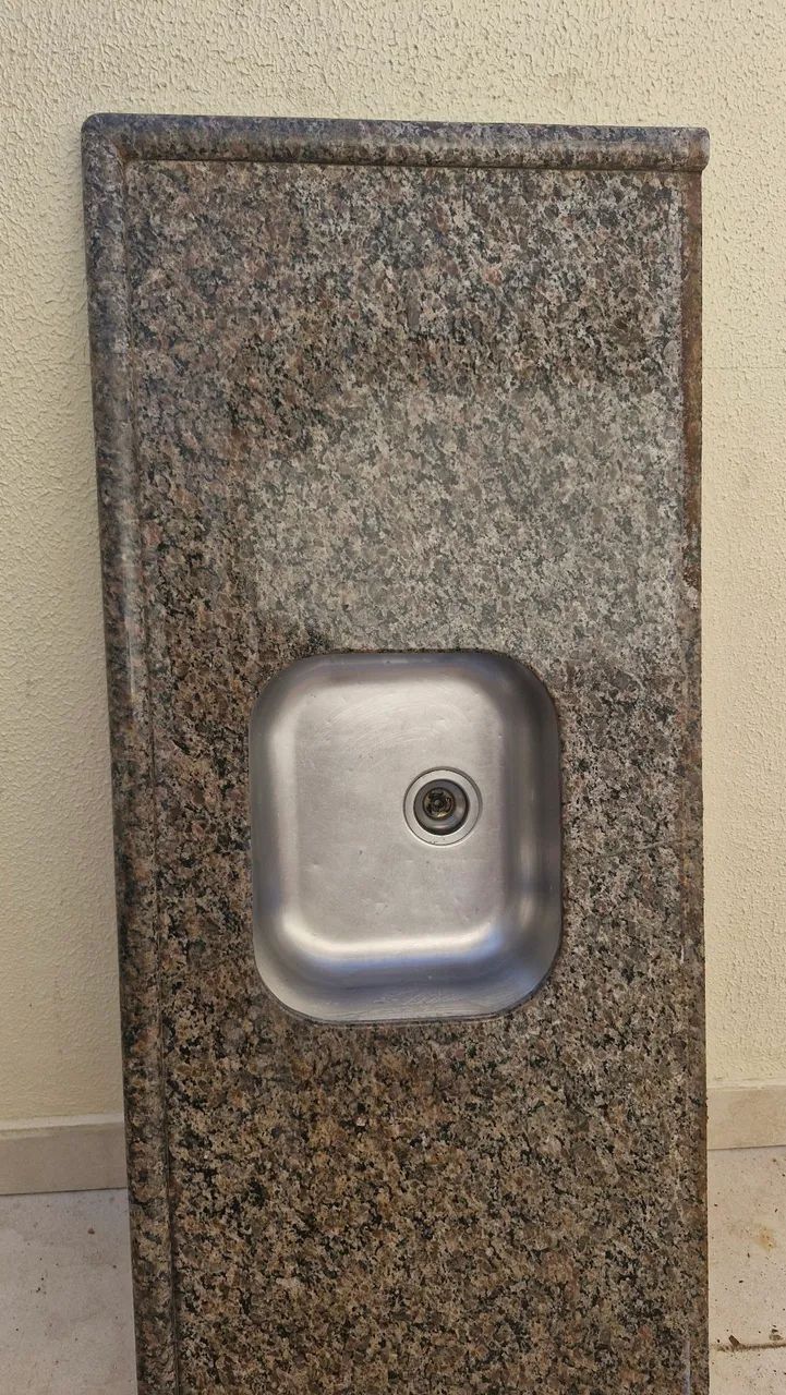 Vendo bancada de cozinha medidas 140X60.