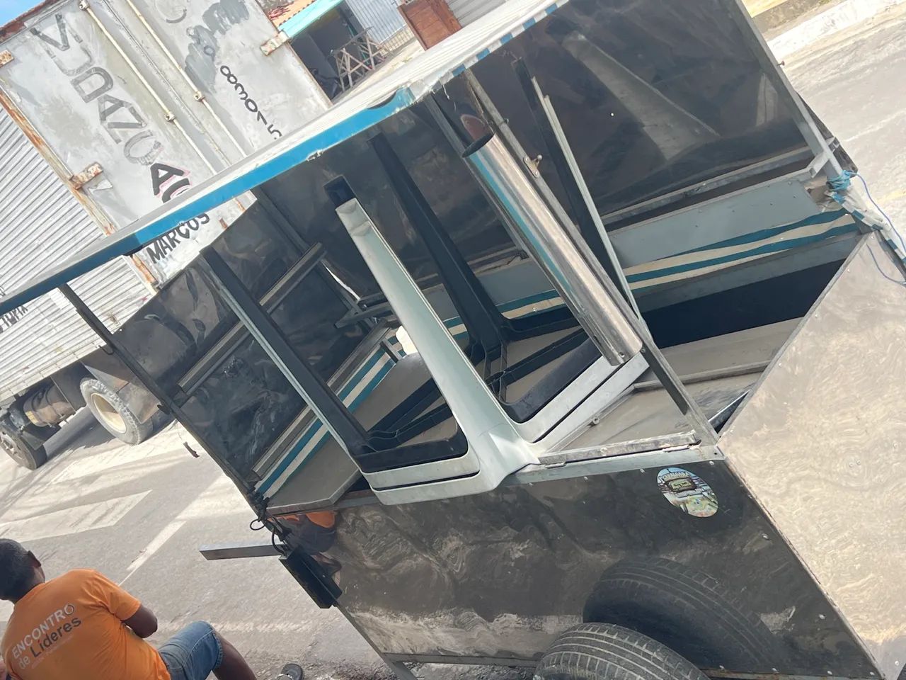 Vendo um carrinho para trabalhar já vai com uma geladeira  - Foto 3