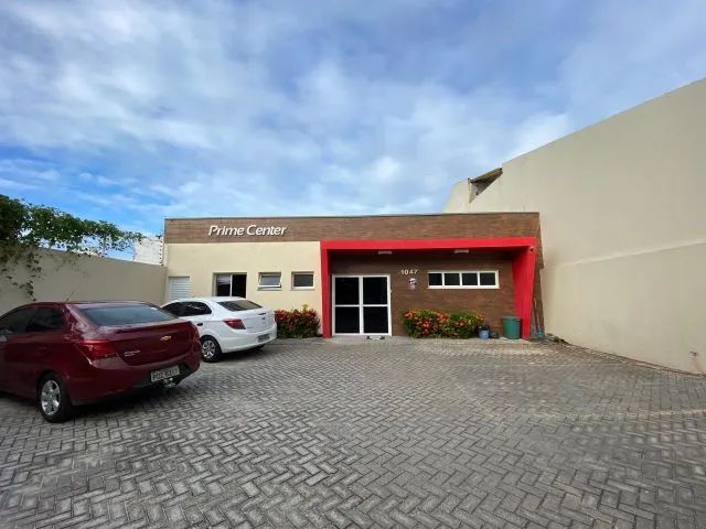 Sala com aproximadamente 15m² e 1 banheiro.