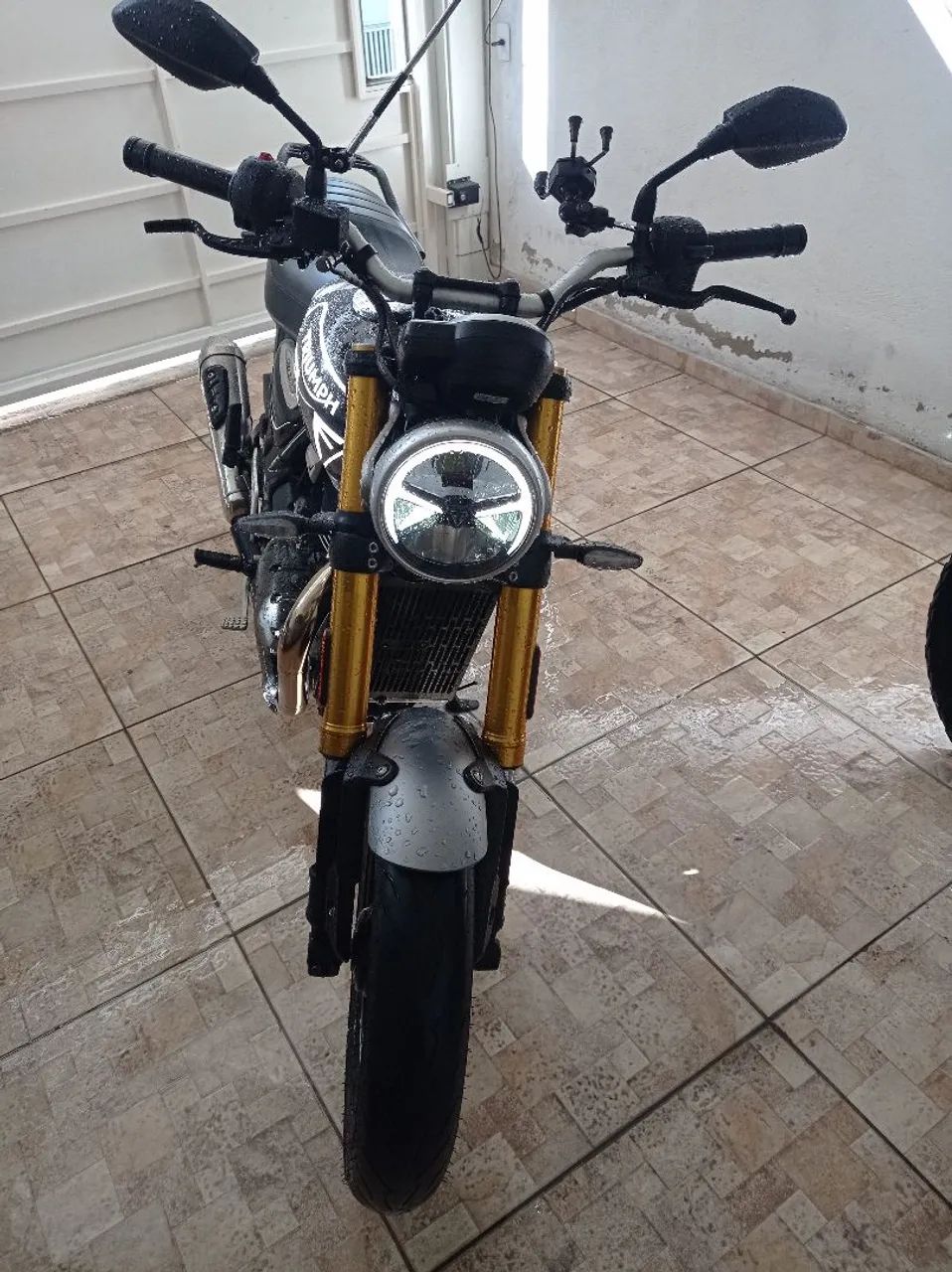 TRIUMPH 400