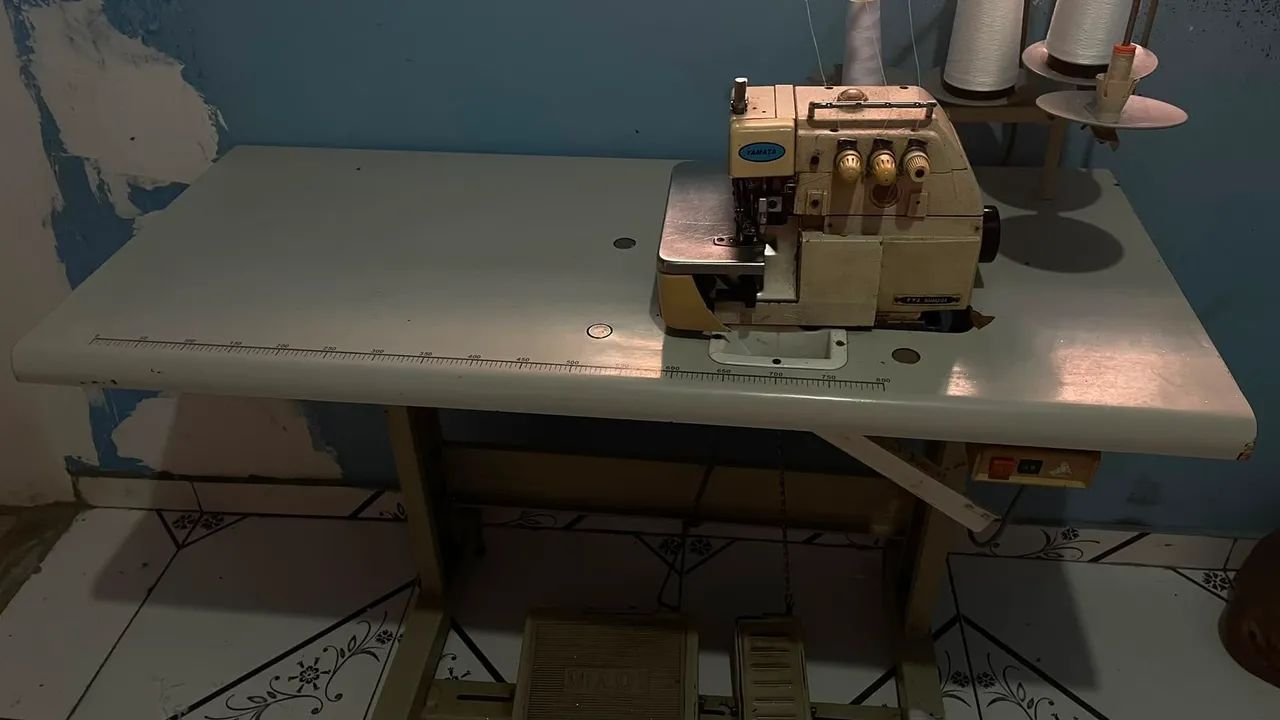 Máquina de costura industrial overloque.