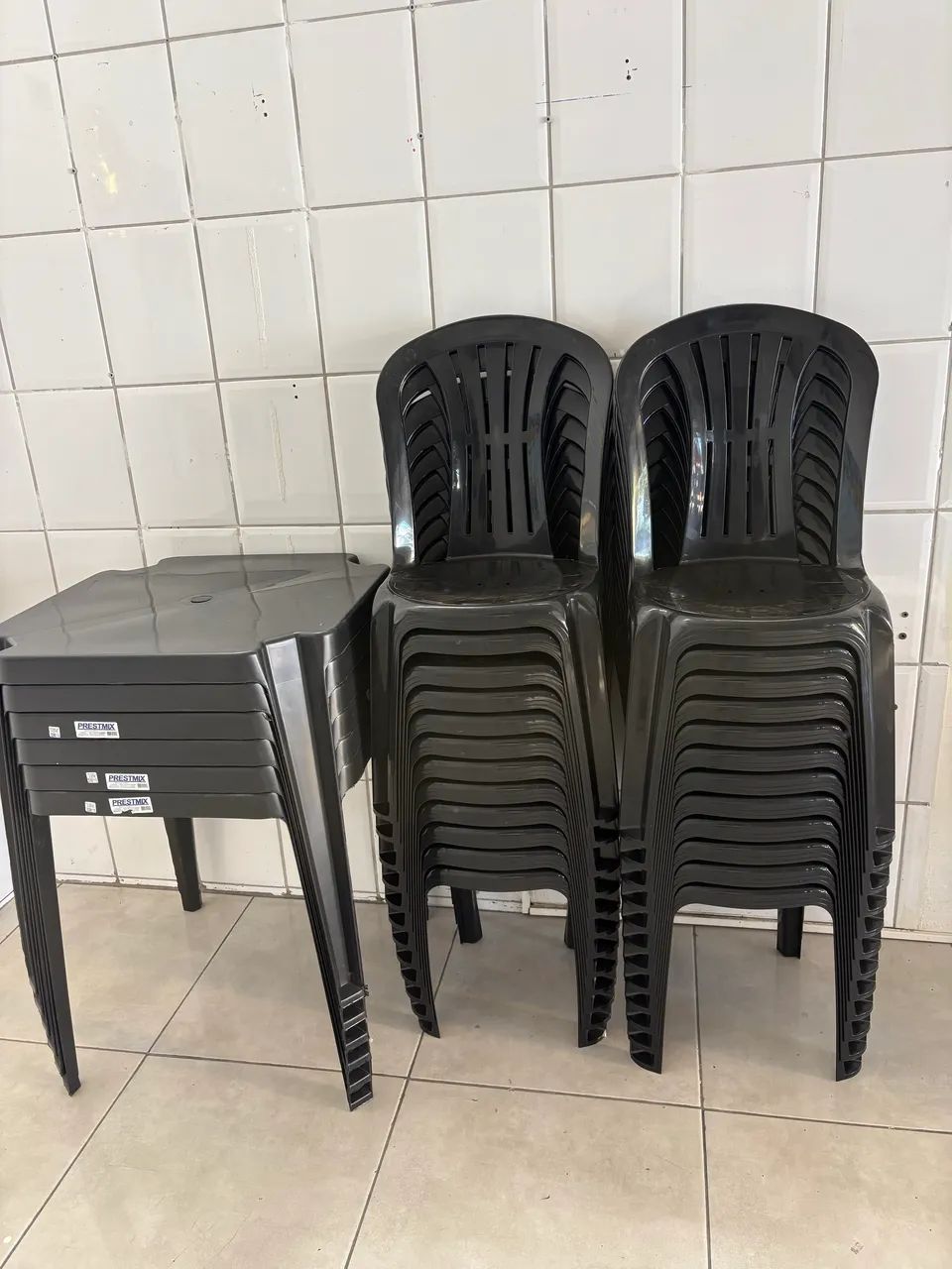 Locação de mesas e cadeiras entrega rápida e ótimos preços  - Foto 2