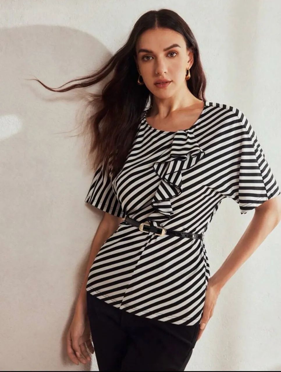 blusa listrada motf com babado e cinto