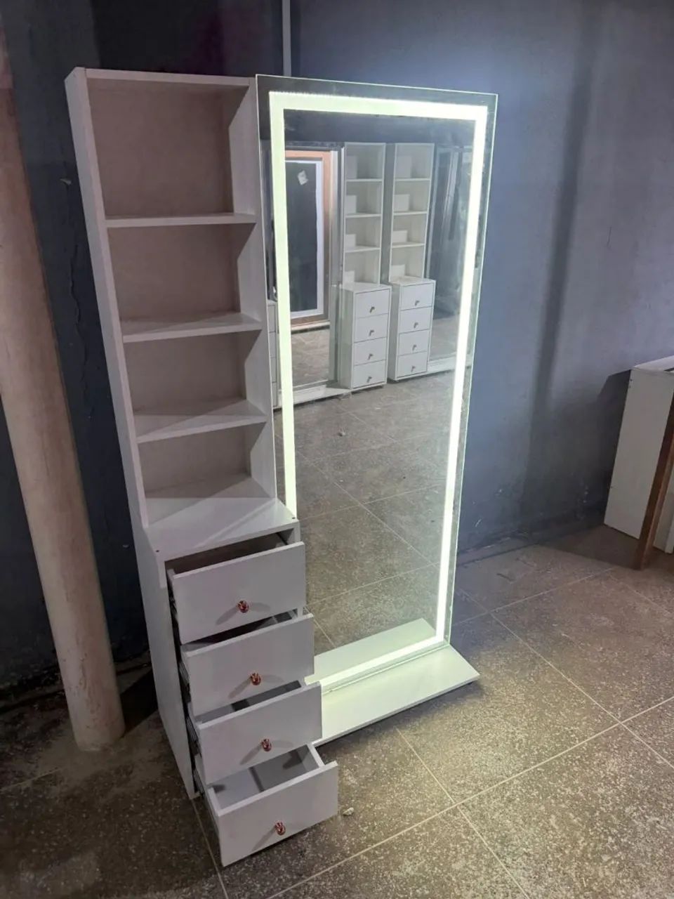 ESPELHO LED DISPONÍVEL PARA ENTREGA.
