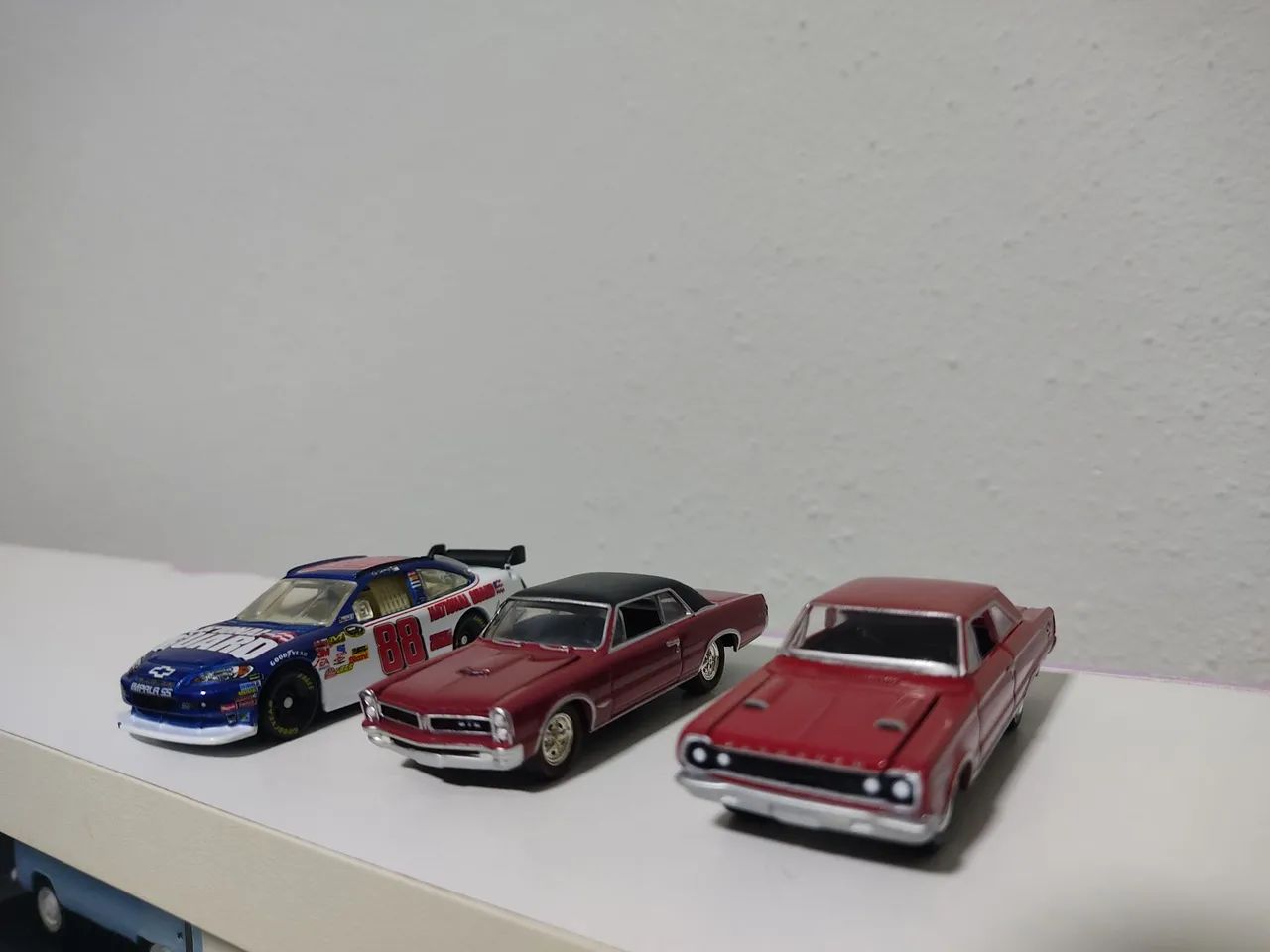 LOTE COM TRÊS MINIATURAS DE CARROS 