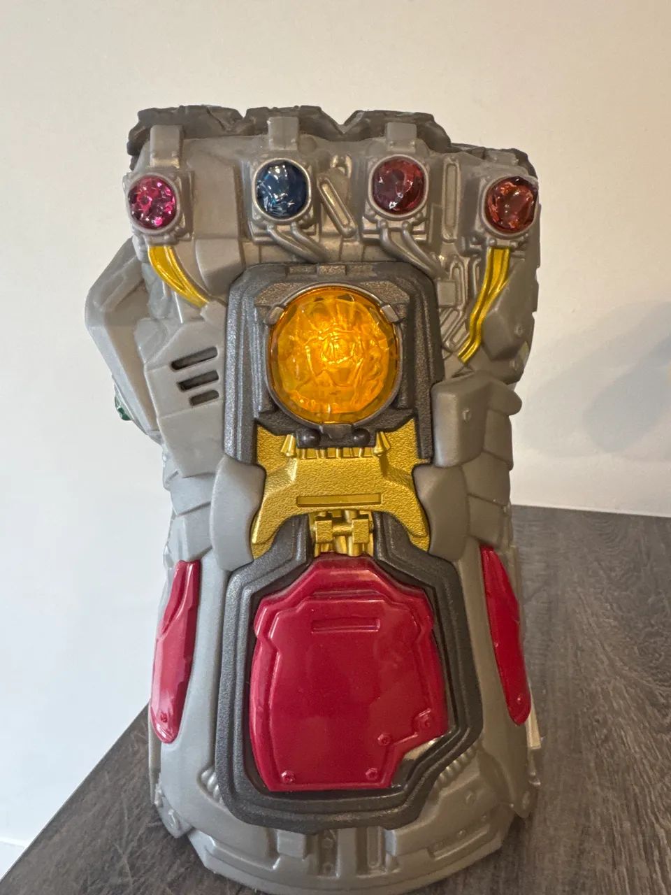 Luva Thanos emite som e luz  - Foto 3