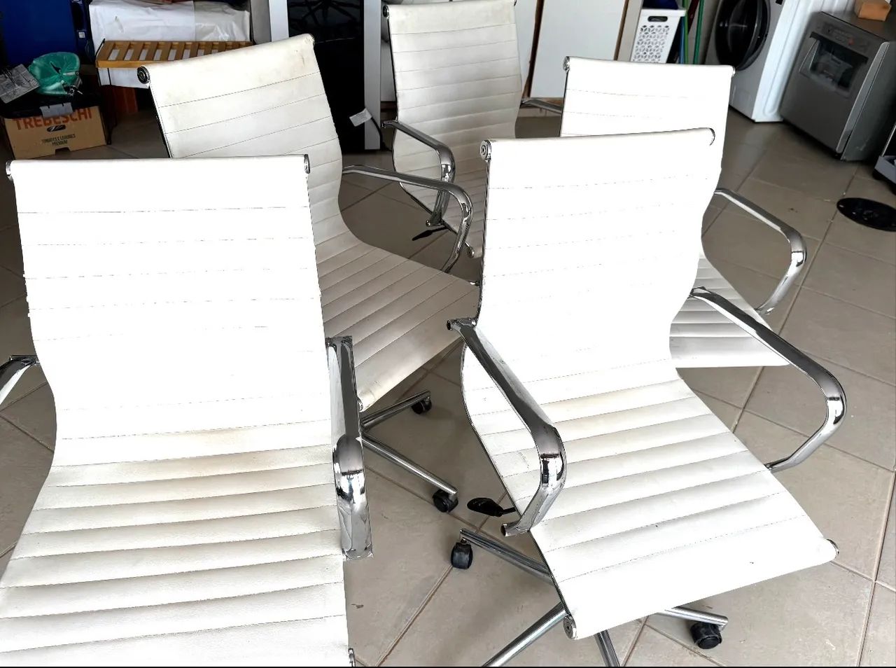 5 cadeiras de escritório brancas executivas - Foto 2