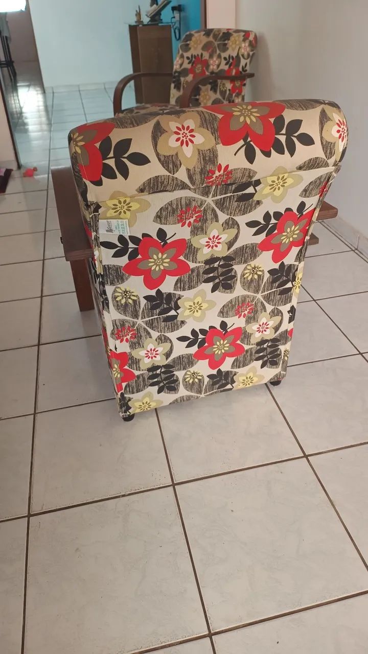 Conjunto de sala com 2 poltronas e 1 mesa de centro com rodinhas. - Foto 3