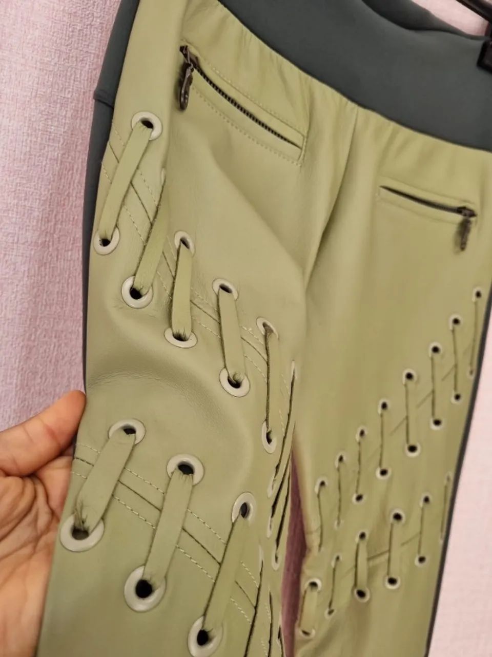 CALÇA DE COURO VERDE ANDREIA BOGOSIAN  - Foto 2