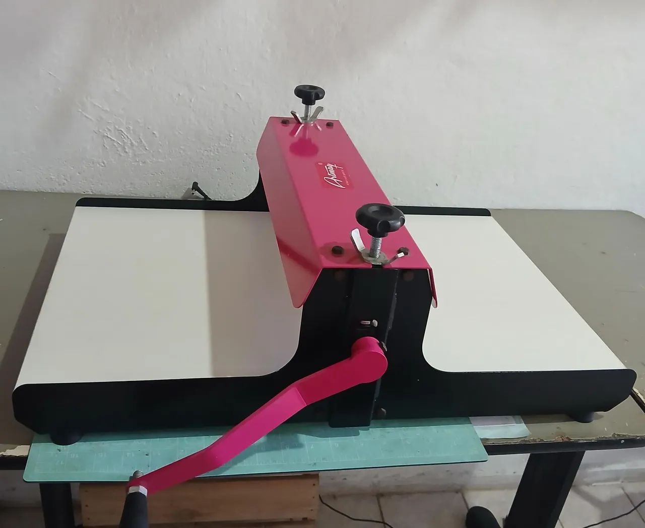 Máquina de corte e vinco artmarq (com 11 facas de corte e vinco) - Foto 2