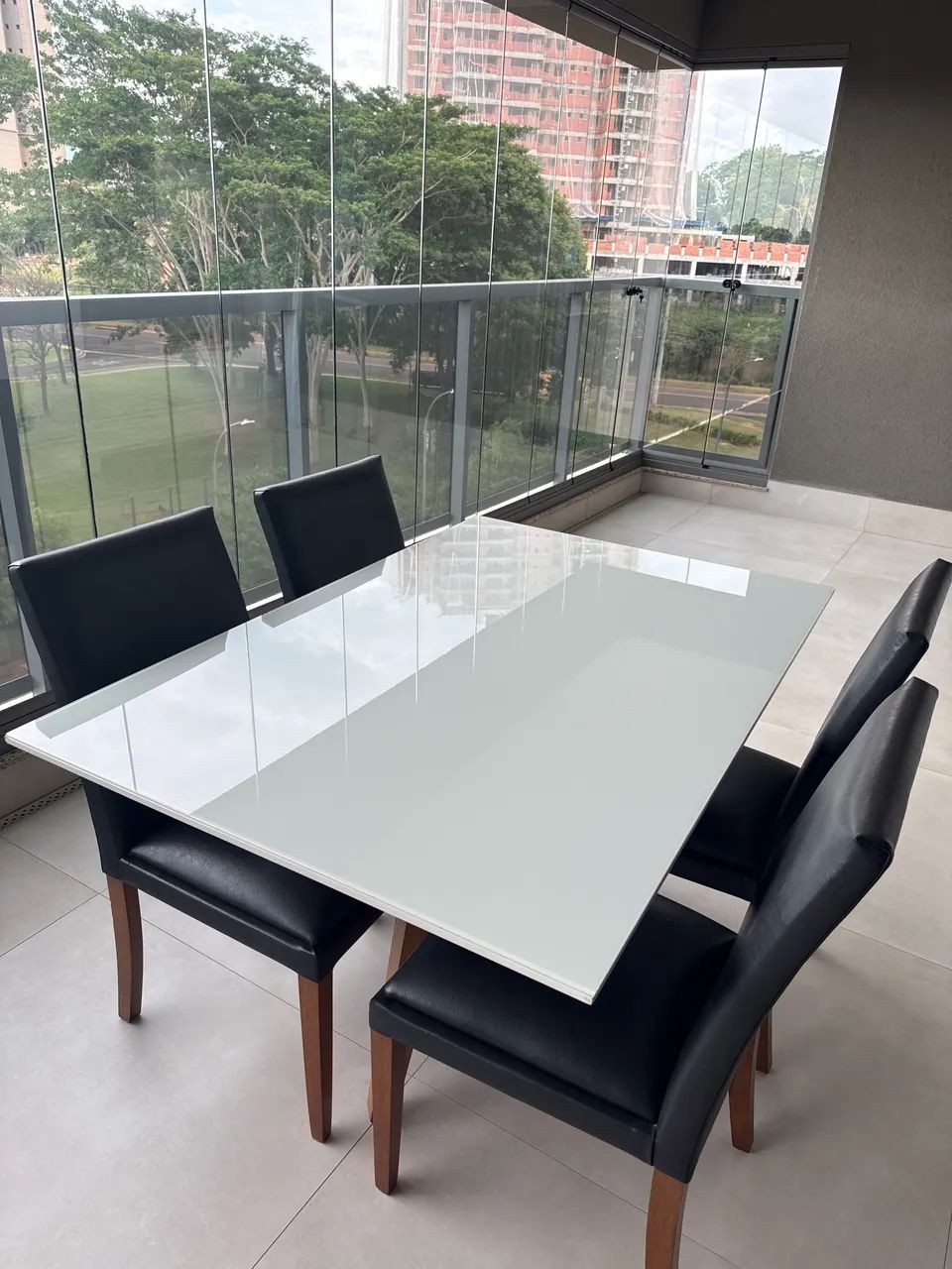 Conjunto de mesa com 4 cadeiras 