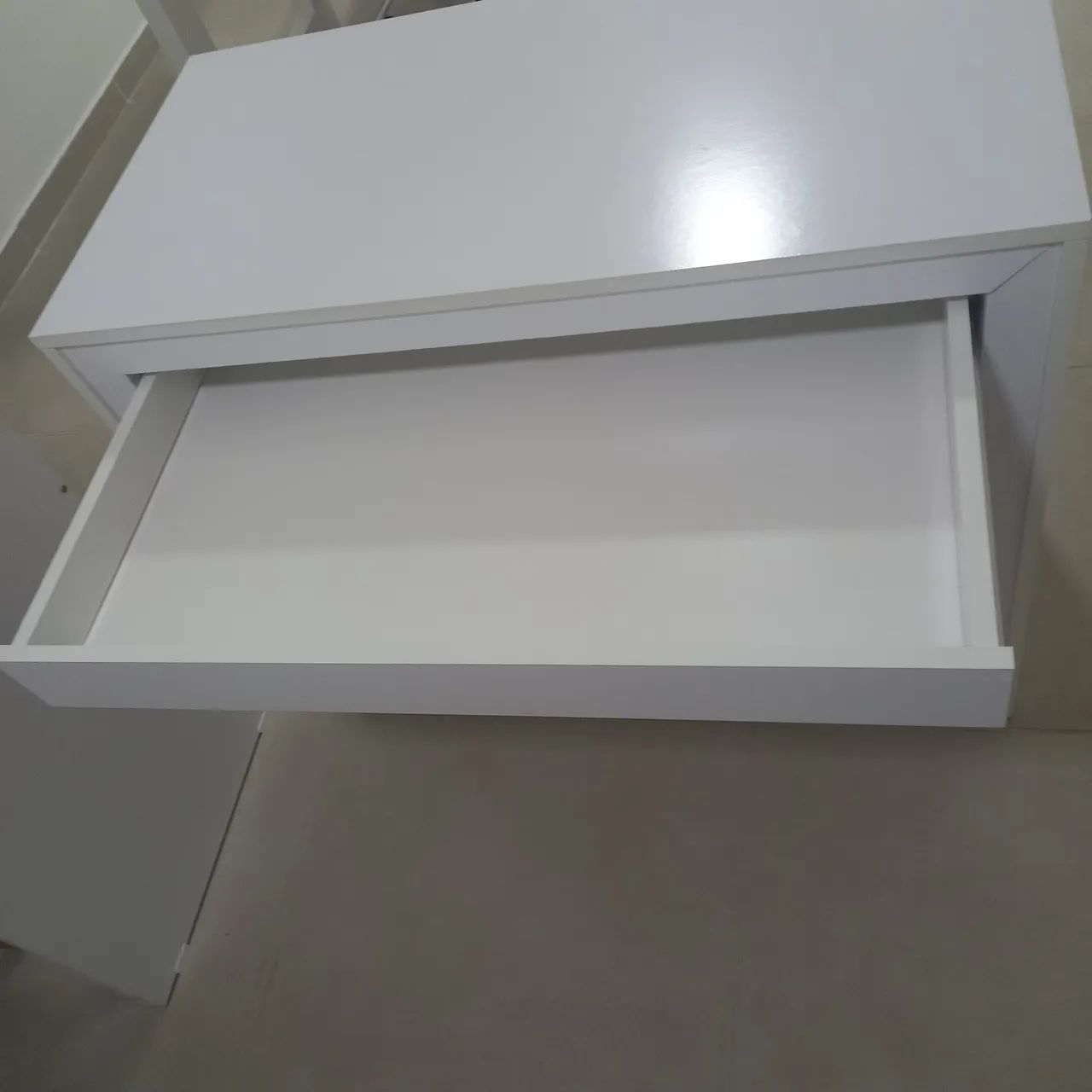 Mesa com gaveta branca