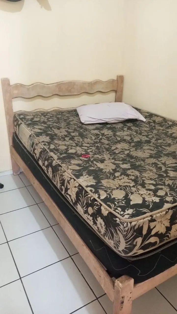 Cama de madeira c/2 colchões  - Foto 3