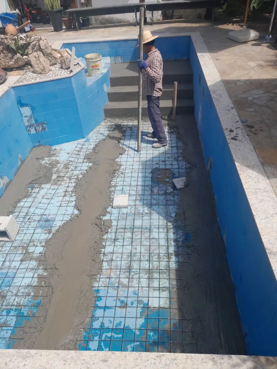 Pedreiro profissional com equipe  - Foto 2