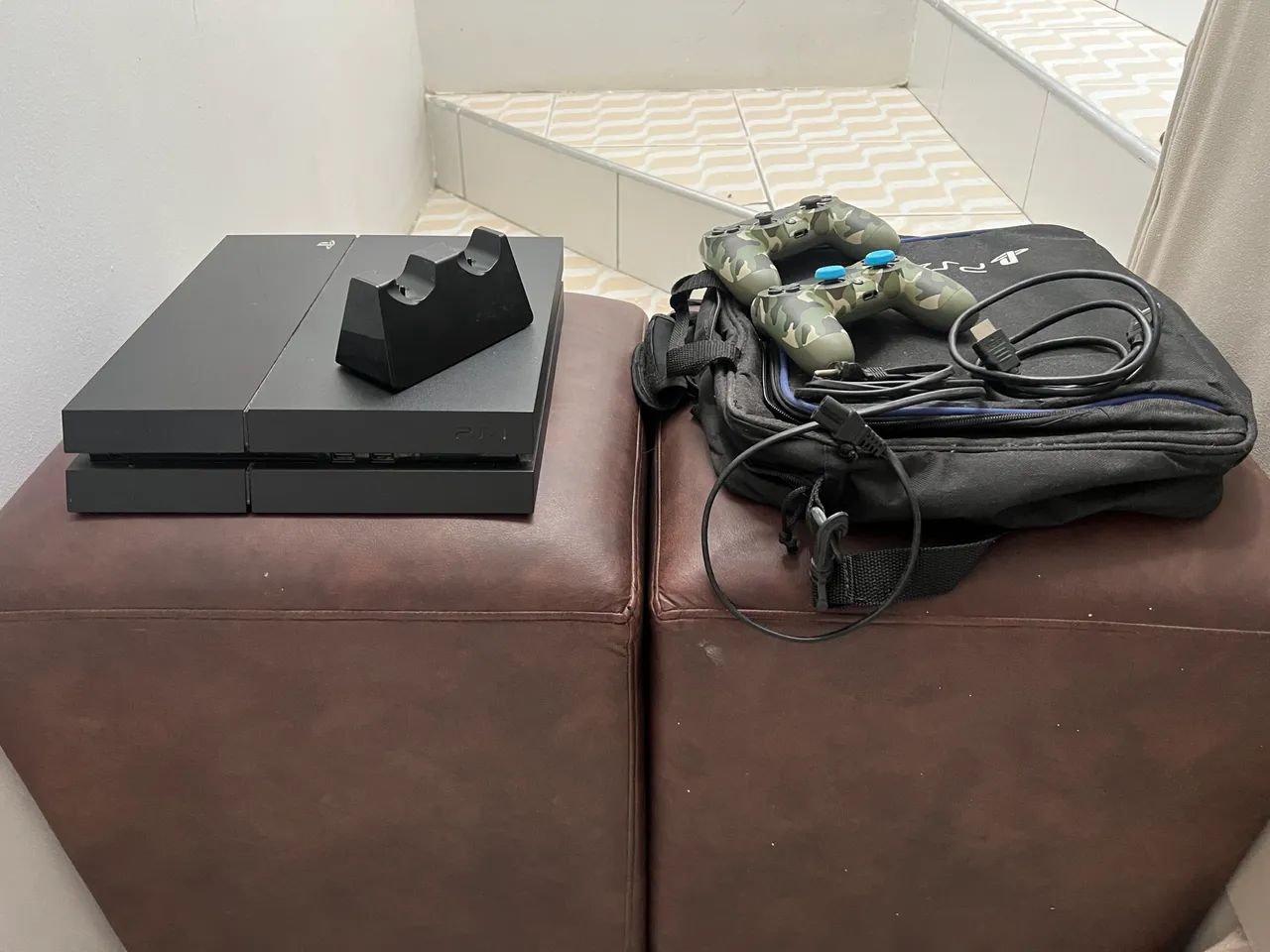 Ps4 fat 2t, cabos e 2 controles  - Foto 2