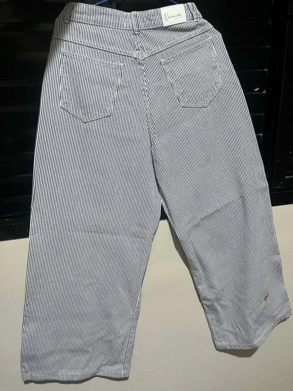 calça jeans listrada azul e branca - Foto 2