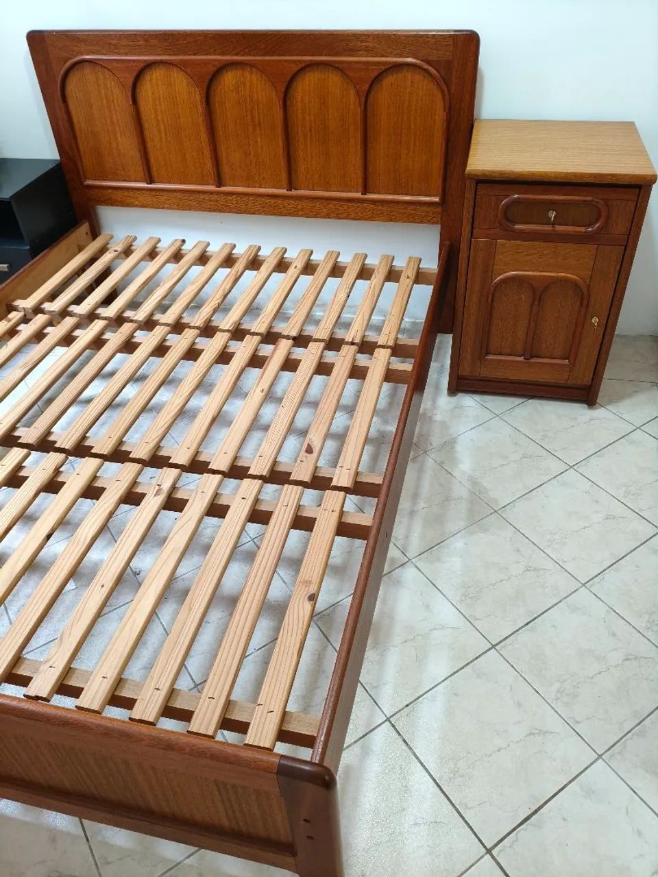 Conjunto Cama de casal e criado mudo de madeira vintage antigo  - Foto 2