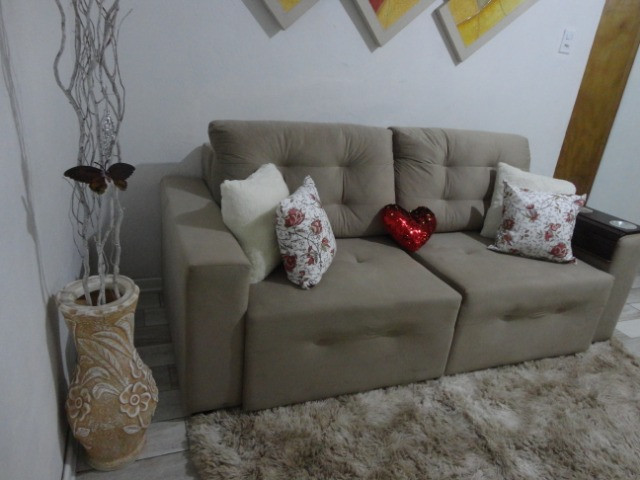 Sofá retrátil em suede creme 3 lugares seminovo!Viamão - Foto 6
