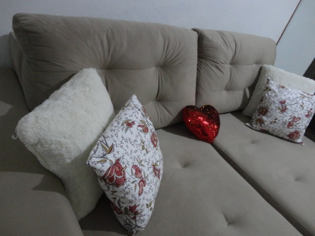 Sofá retrátil em suede creme 3 lugares seminovo!Viamão - Foto 5