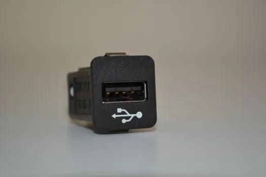 Entrada Auxiliar Usb Painel Mercedes Benz 650 2011 2012 Orig