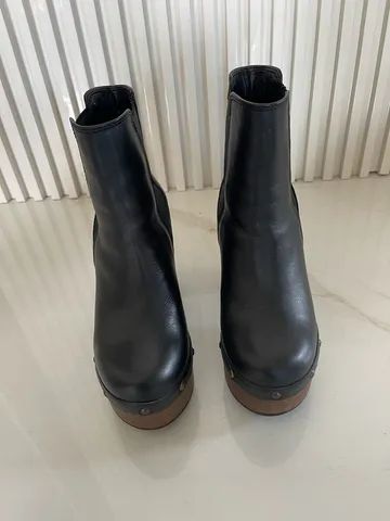 Bota em couro preta