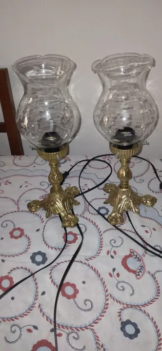Par de abajures antigos de bronze com cupulas de vidro jateados