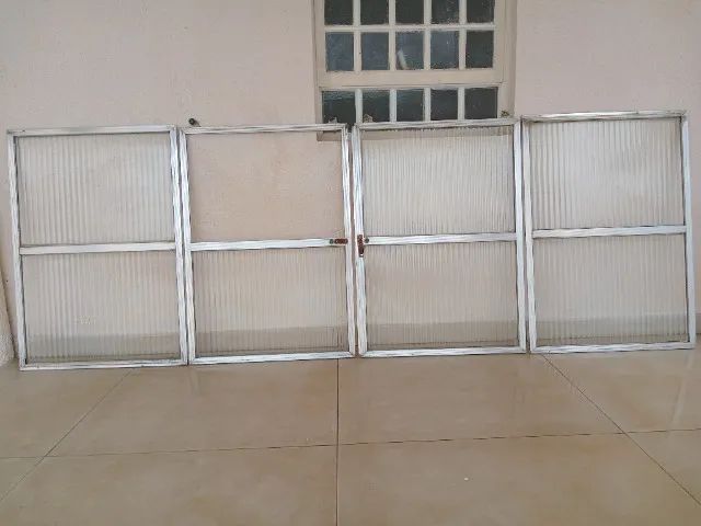 Folhas de janela de correr de aluminio com vidro.