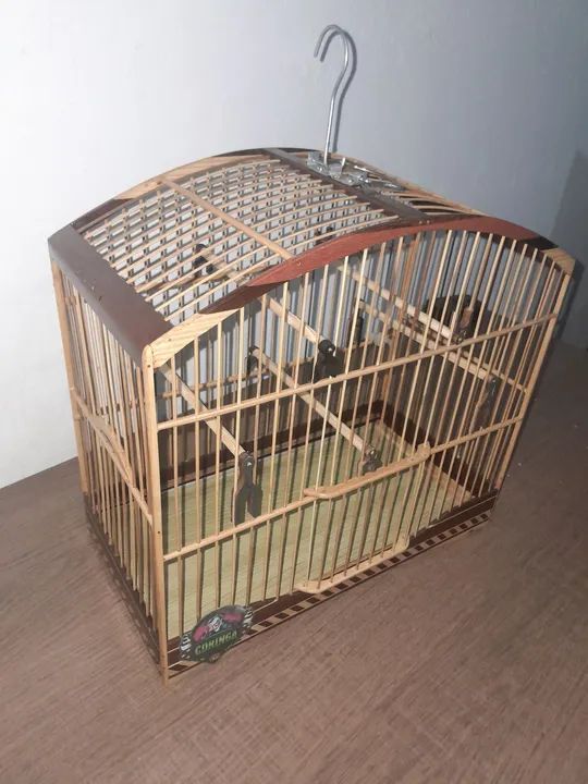 Gaiola de madeira para pássaro coleiro desenhada  marcenaria na madeira - Foto 2