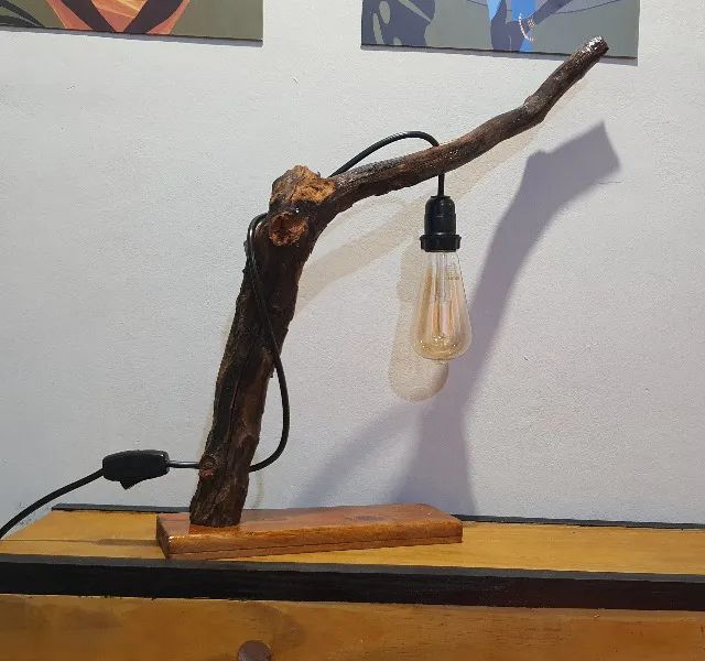 Linda luminária de mesa em madeira