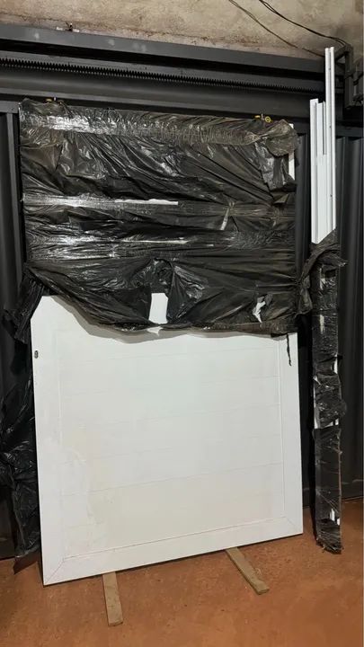 Porta branca de alumínio lambril de correr