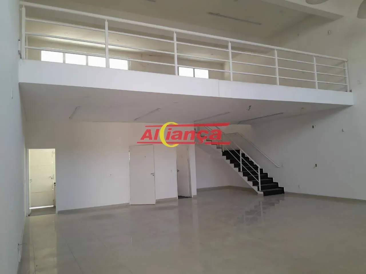 Salão com 200m² e 3 vagas de garaem para alugar no centro de Guarulhos - Por R$ 9.000,00