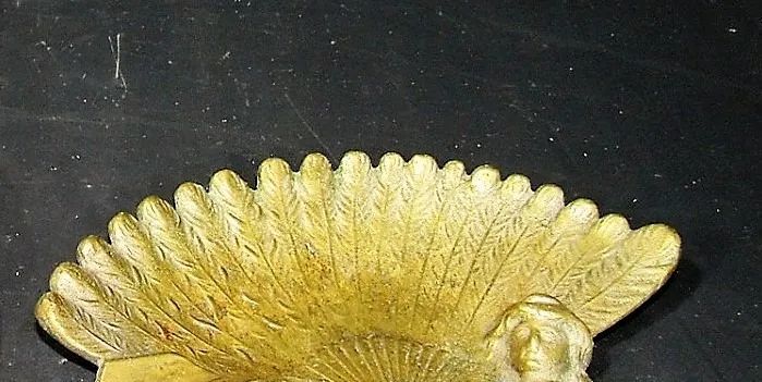 Antigo cinzeiro em bronze representando com escultura Figura feminina com leque Descrição - Foto 2