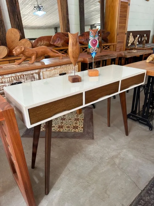 Aparador de MDF com 3 Gavetas e Detalhe em Vidro