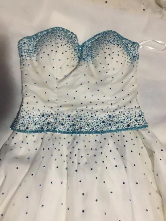 Vestido de festa branco com pedrarias azul by Stella Rocha