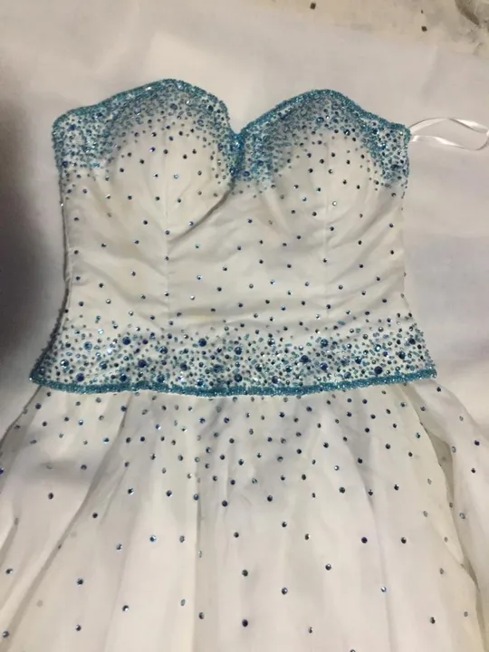 Vestido de festa branco com pedrarias azul by Stella Rocha